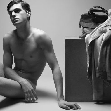 Erkek yüksek moda konsepti. Yakışıklı erkek modelin portresi.