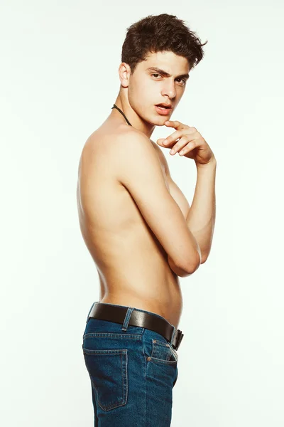 Bellezza maschile & concetto di Blue jeans. Bello muscoloso maschio modello io — Foto Stock