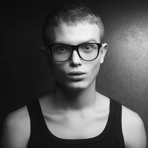 Belleza masculina y concepto de gafas. Retrato de la hermosa fashio rubia —  Fotos de Stock