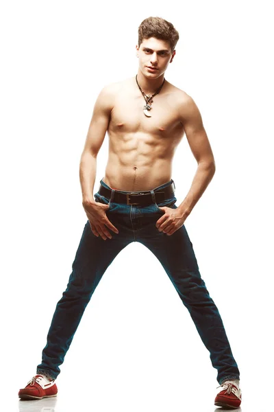 Manlig skönhet & Blå jeans koncept. snygg modell i trendiga — Stockfoto