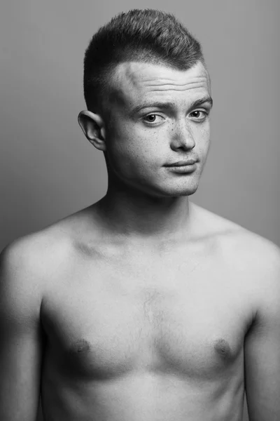 Männliches Schönheitskonzept. modischer junger Mann mit stylischem Haarschnitt — Stockfoto