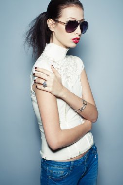 gözlük kavramı. trendy clo moda güzel genç kadın