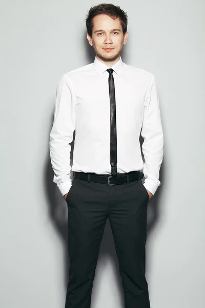 Ritratto di giovane uomo d'affari felice e sorridente in abiti alla moda — Foto Stock