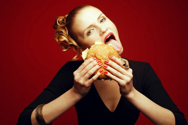 Fashion & Gluttony Concept. Felice modello dai capelli rossi in cazzo nero — Foto Stock