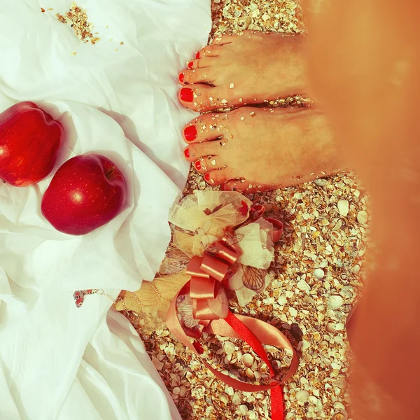 Letni piknik koncepcji. stopy kobiety stojącej w modny strój ne — Zdjęcie stockowe