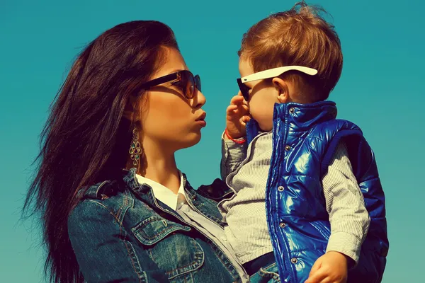 Concept de lunettes. Portrait de bébé garçon à la mode & son magnifique — Photo