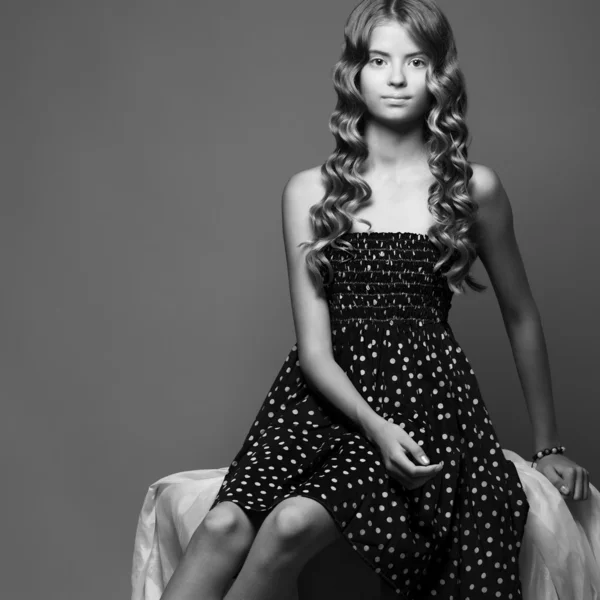 Modernes mona lisa-Konzept. schönes Mädchen im schwarzen Kleid sitzend — Stockfoto