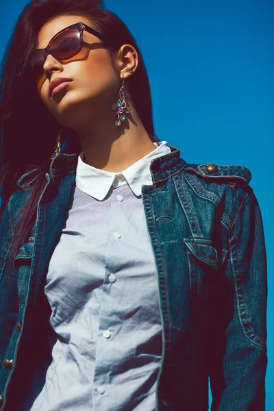 Brillen concept. mode portret van stijlvolle brunette in trendy — Stockfoto