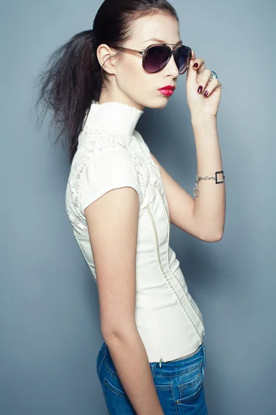 Brillenkonzept. modische schöne junge Frau in trendigen Klo — Stockfoto