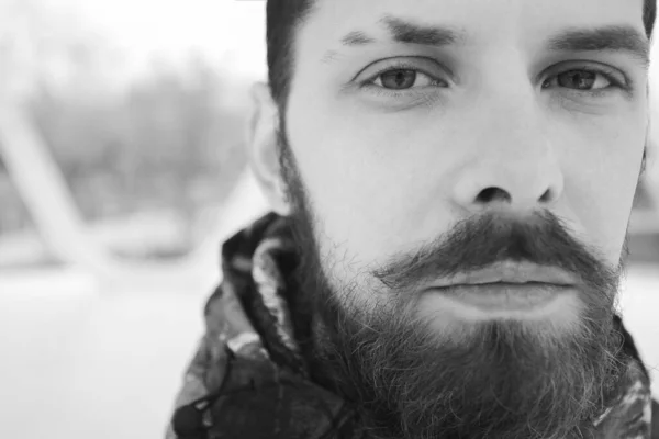 Skönhetskoncept Känslomässigt Porträtt Leende Karismatisk Årig Man Poserar Över Vintern — Stockfoto