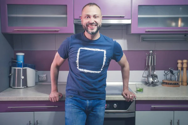 Pronti Concetto Partito Felice Uomo Barbuto Maturo Sorridente Seduto Con — Foto Stock