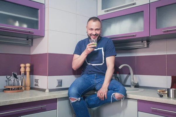 Parti Konseptine Hazırım Mutlu Gülümseyen Olgun Sakallı Adam Modern Mutfağında — Stok fotoğraf