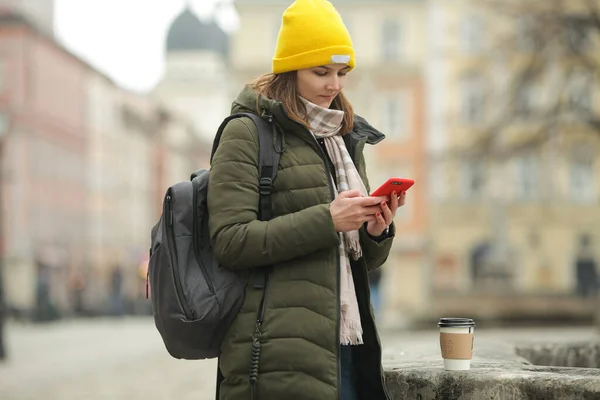 Resekoncept Ung Kvinna Använder Applikation Mobiltelefon Gatan Europeiska Staden Dricka — Stockfoto