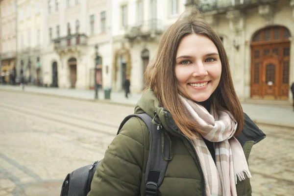 Reisconcept Vrolijke Glimlachende Jonge Vrouw Die Poseert Aan Straat Van — Stockfoto
