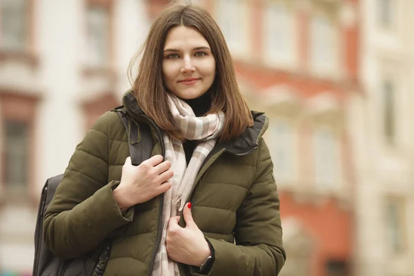 Resekoncept Glad Leende Ung Kvinna Poserar Gatan Europeisk Stad Modell — Stockfoto