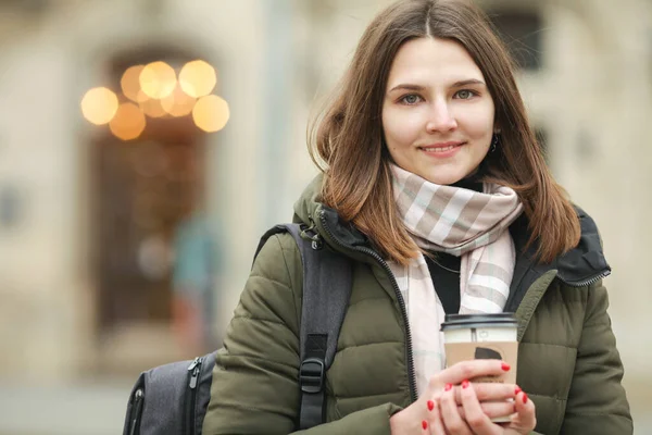 Koncepcja Podróży Kawy Szczęśliwa Uśmiechnięta Młoda Kobieta Pijąca Gorący Napój — Zdjęcie stockowe