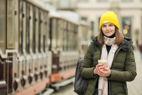 Travel Coffee Concept Χαρούμενη Χαμογελαστή Νεαρή Γυναίκα Που Πίνει Ζεστό — Φωτογραφία Αρχείου