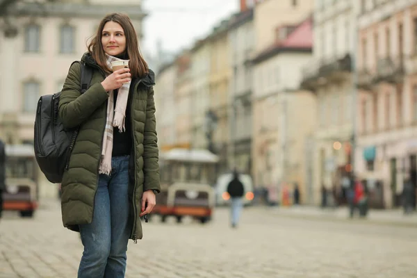 Reise Und Kaffeekonzept Glücklich Lächelnde Junge Frau Trinkt Heißgetränk Auf — Stockfoto