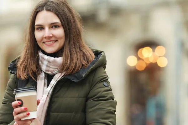 Kaffeälskare Koncept Leende Ung Kvinna Dricka Varm Dryck Gatan Den — Stockfoto