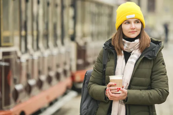 Travel Coffee Concept Πορτρέτο Όμορφης Χαμογελαστής Νεαρής Γυναίκας Που Πίνει — Φωτογραφία Αρχείου
