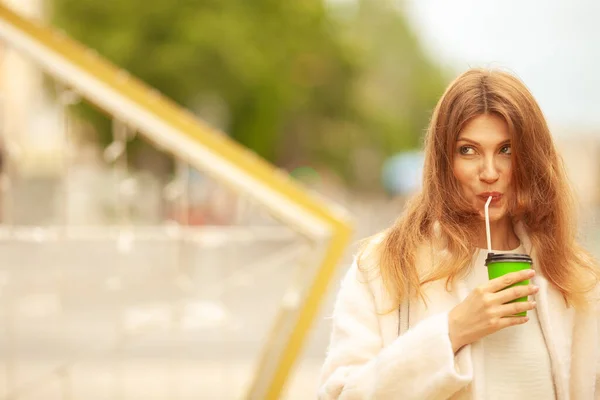 Kaffeeliebhaber Konzept Lustige Junge Frau Trinkt Heißgetränk Durch Schluck Auf — Stockfoto