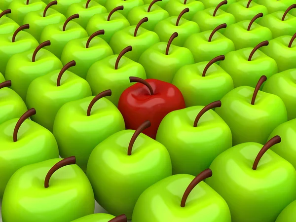 Una manzana roja entre el fondo de las manzanas verdes — Foto de Stock