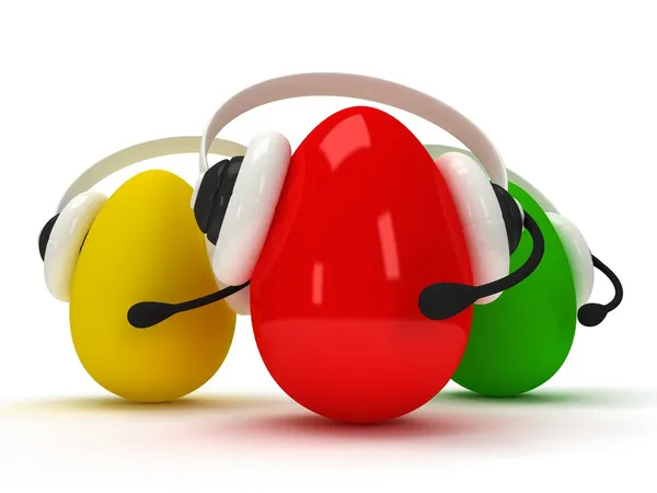 Gefärbte Eier mit Headsets isoliert über weißen — Stockfoto