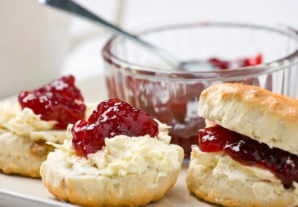 Scones caseiros com geléia de morango e creme coagulado . Imagens De Bancos De Imagens Sem Royalties