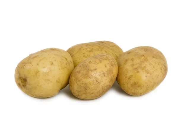 Rauwe aardappel geïsoleerd op witte achtergrond — Stockfoto