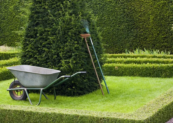 Gardening Tools In A Tudor Style Knot Garden. — Stock Photo, Image