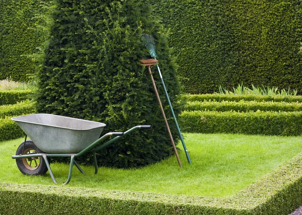 Ferramentas de jardinagem em um jardim de nó de estilo Tudor . Imagens De Bancos De Imagens Sem Royalties