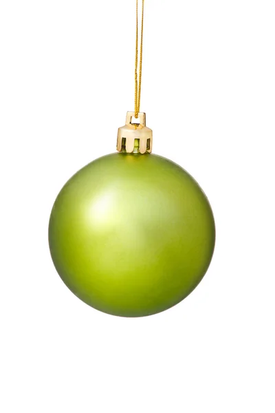 Grüne Weihnachtskugel hängt über weißem Hintergrund. — Stockfoto