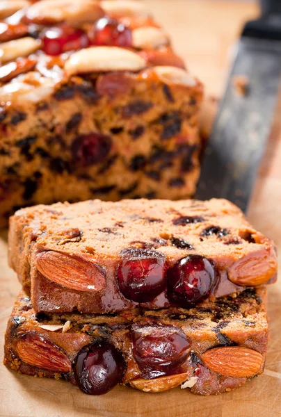 Rebanadas de pastel de frutas de Navidad con almendras de cerezas y nueces de Brasil —  Fotos de Stock