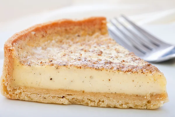 Tarta de natillas rebanada en un plato . —  Fotos de Stock