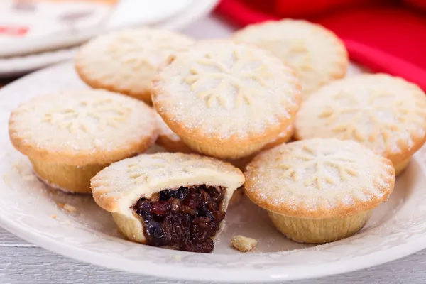 Pasteles de carne picada dulces y picantes de Navidad apilados en plato blanco. Clo. Imagen de stock