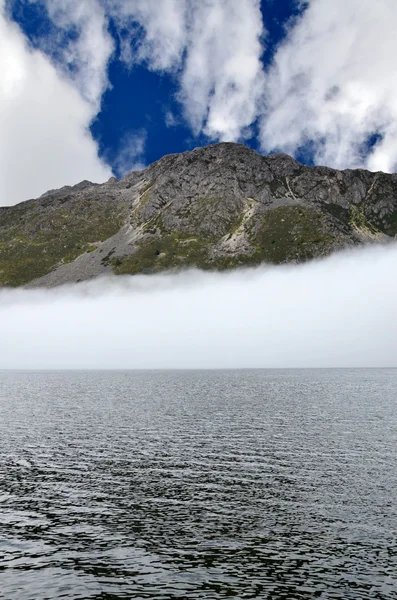 Гора и озеро — стоковое фото