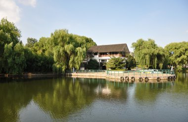 Köyü göl yansıma