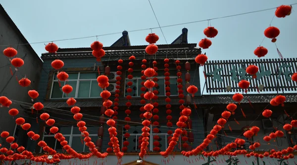 Lanterne rosse e costruzione — Foto Stock