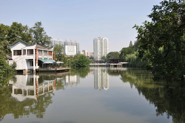 Reflexão lago urbano — Fotografia de Stock