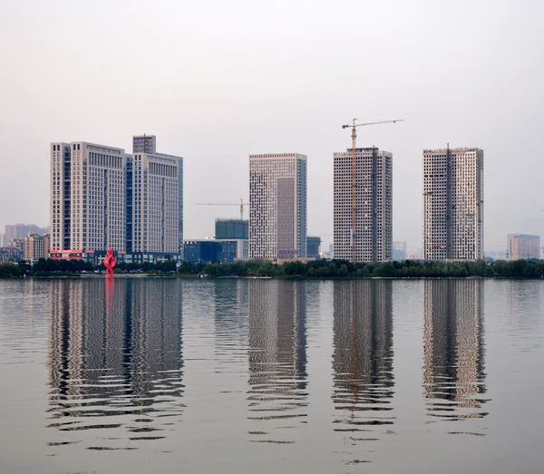 Réflexion lac bâtiment — Photo