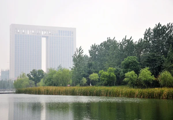 Réflexion lac bâtiment — Photo