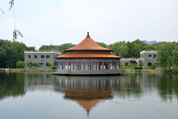 Arquitetura chinesa antiga e lago — Fotografia de Stock