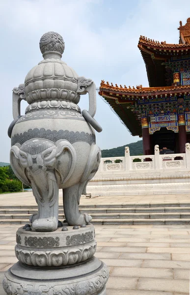 Chinese architecture and stone elephant — Stock Photo, Image