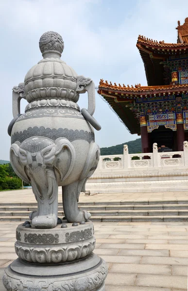 中国建筑和石头大象 免版税图库图片