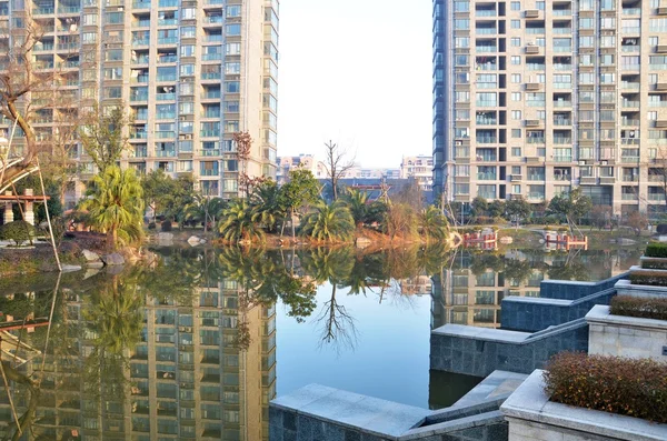 Reflectie en gebouwen — Stockfoto