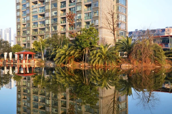 Reflektion och byggnader — Stockfoto