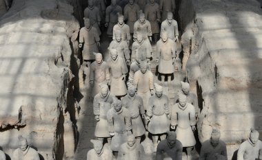 Qin terracotta savaşçıları ve atlar