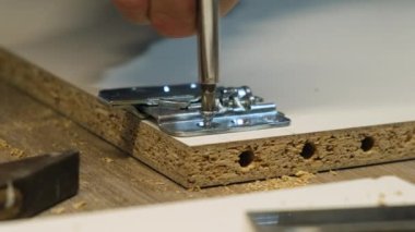 Marangoz tornavidayla vidayı sıkıyor. Yavaş çekim.