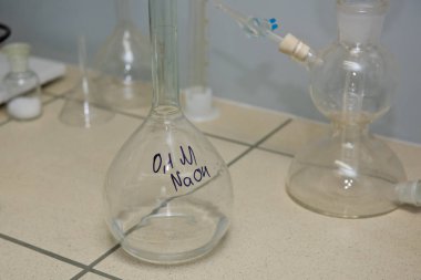 Kimyasal ekipmanlar cam kaplama. Laboratuvar araştırması. Yakın plan..