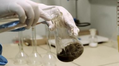 Toprak özlü cam. Laboratuvar araştırması. Yakın plan..
